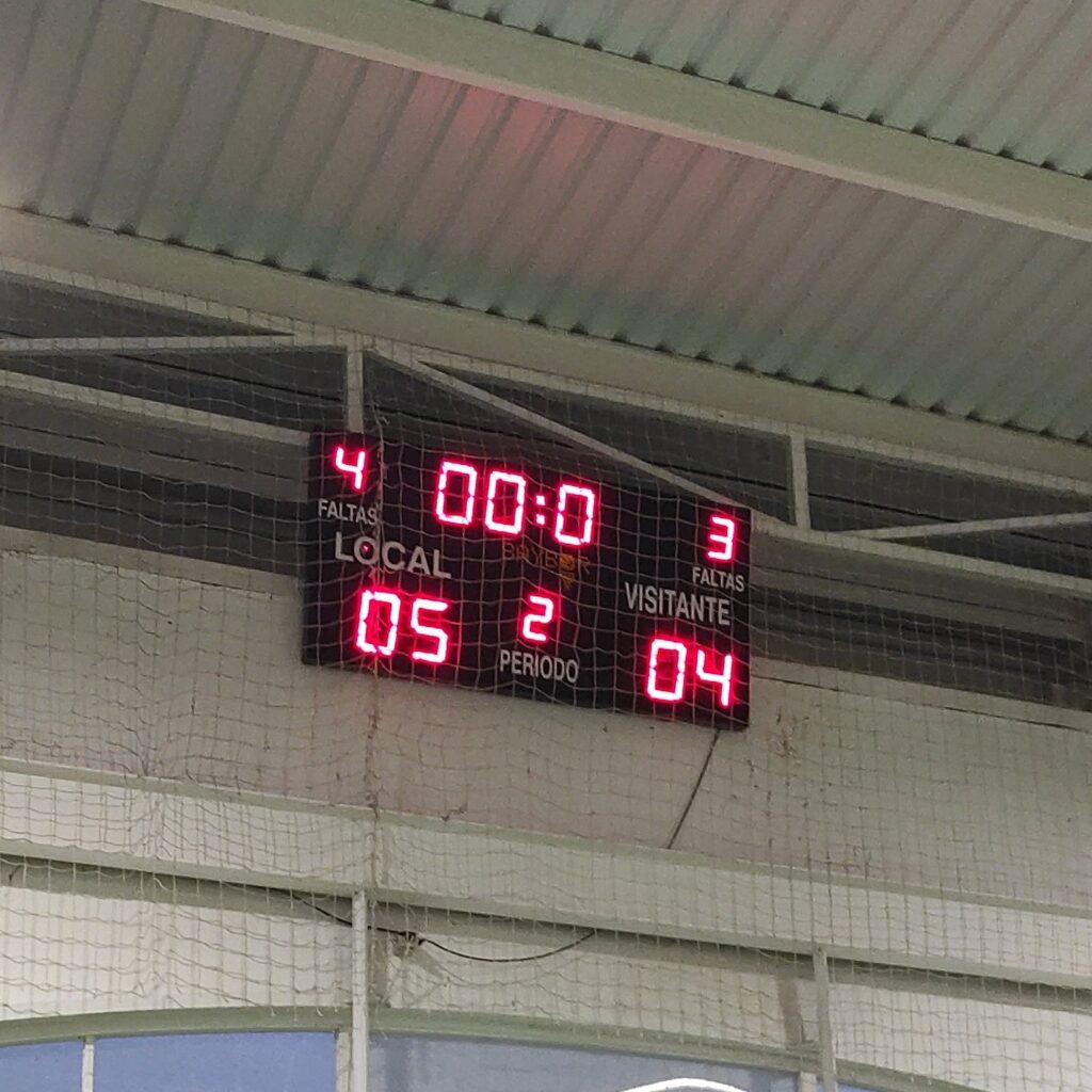 Marcador electrónico en un pabellón deportivo